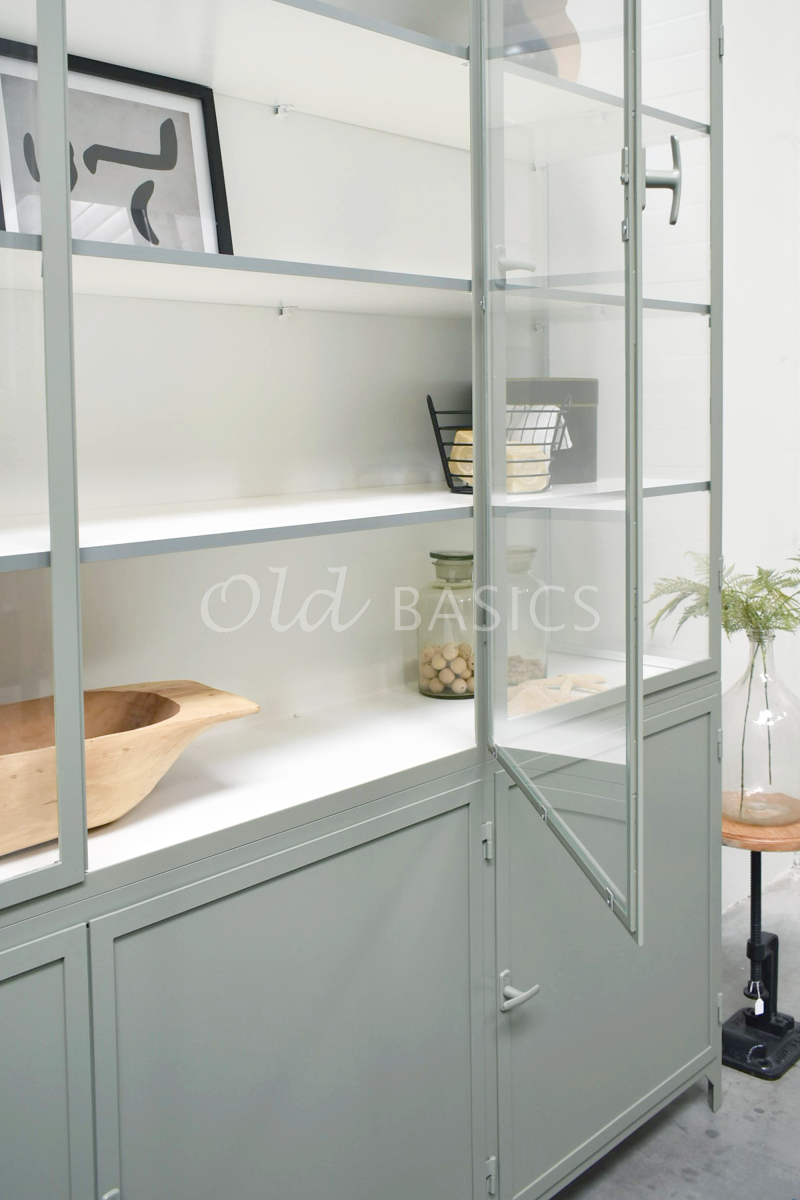 Detail van Apothekerskast Demi, 3 deuren, RAL7033, groen, grijs, materiaal staal